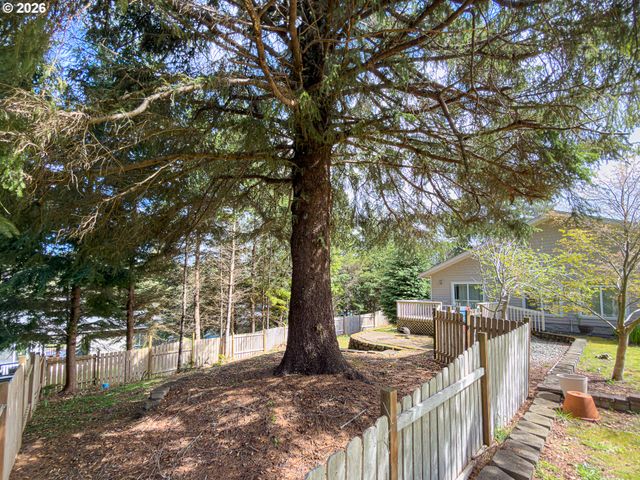 1185 11TH St Se, Bandon, OR 97411