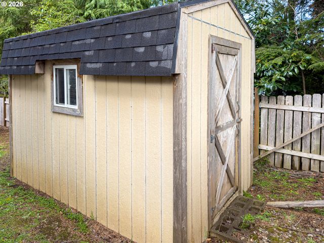 1185 11TH St Se, Bandon, OR 97411