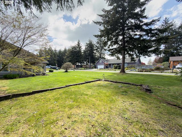 1185 11TH St Se, Bandon, OR 97411