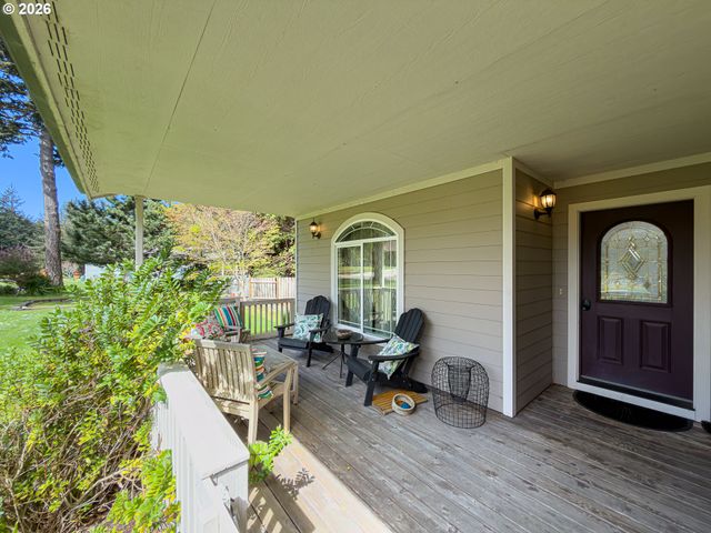1185 11TH St Se, Bandon, OR 97411