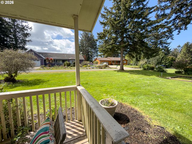 1185 11TH St Se, Bandon, OR 97411