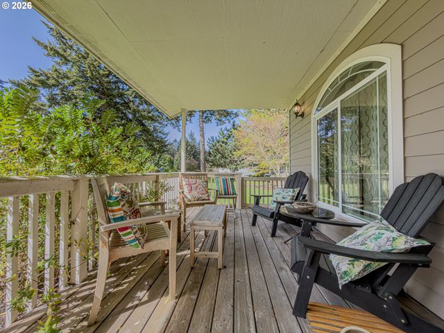 1185 11TH St Se, Bandon, OR 97411