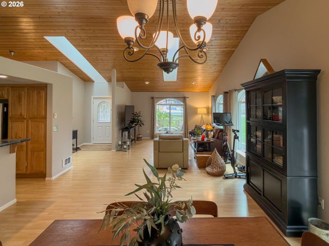 1185 11TH St Se, Bandon, OR 97411