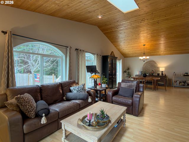 1185 11TH St Se, Bandon, OR 97411