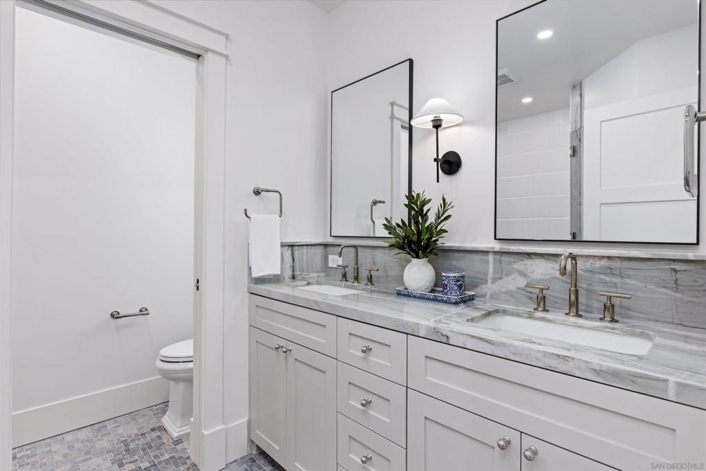 Image 4 of property listing at 747 Orange Ave 301, Coronado, CA 92118
