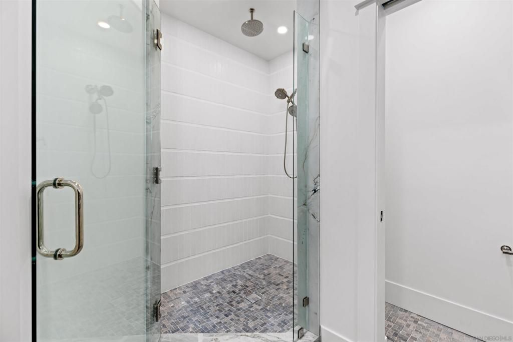 Image 5 of property listing at 747 Orange Ave 301, Coronado, CA 92118
