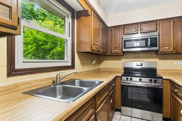 512 E Russell Street, Barrington, IL 60010