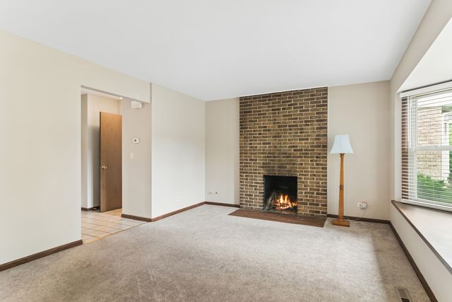 512 E Russell Street, Barrington, IL 60010