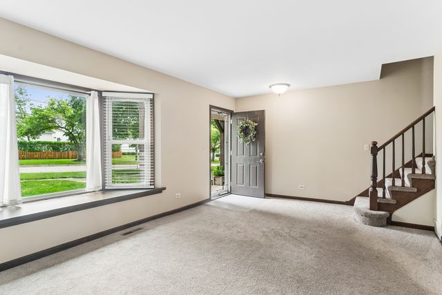 512 E Russell Street, Barrington, IL 60010