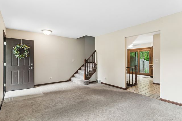 512 E Russell Street, Barrington, IL 60010