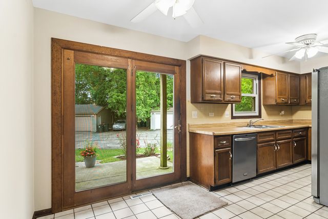 512 E Russell Street, Barrington, IL 60010