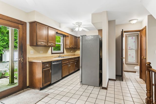 512 E Russell Street, Barrington, IL 60010
