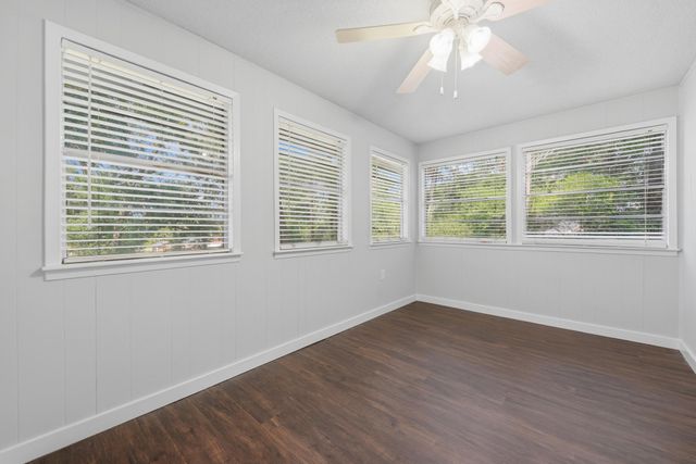 9481 Lake Forest CIR, Brenham, TX 77833
