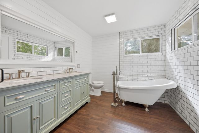 9481 Lake Forest CIR, Brenham, TX 77833