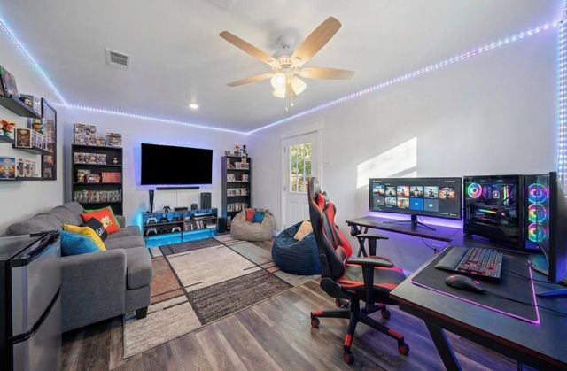 9481 Lake Forest CIR, Brenham, TX 77833