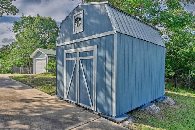 9481 Lake Forest CIR, Brenham, TX 77833