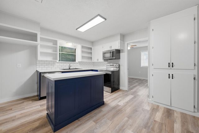 9481 Lake Forest CIR, Brenham, TX 77833