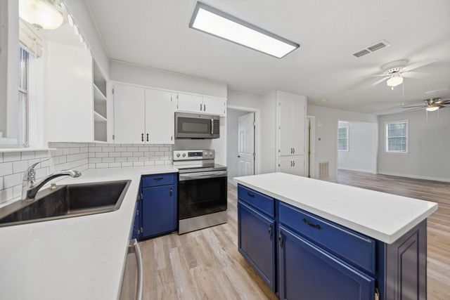 9481 Lake Forest CIR, Brenham, TX 77833