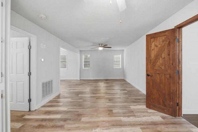 9481 Lake Forest CIR, Brenham, TX 77833