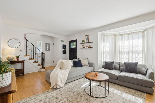 6418 N Le Mai Avenue, Chicago, IL 60646