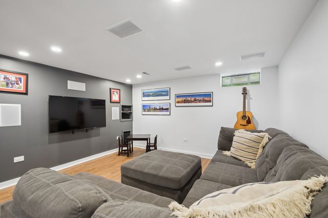 6418 N Le Mai Avenue, Chicago, IL 60646