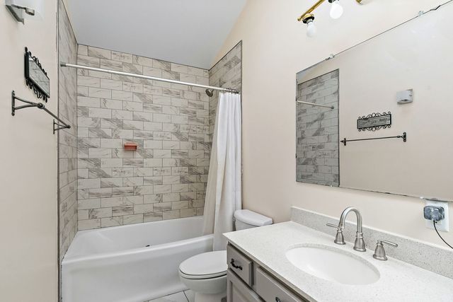 6 Amanda, Yorkville, IL 60560