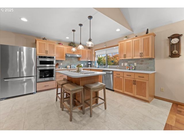 2104 Ne 165TH Dr, Portland, OR 97230