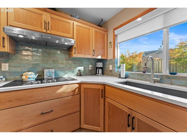 2104 Ne 165TH Dr, Portland, OR 97230