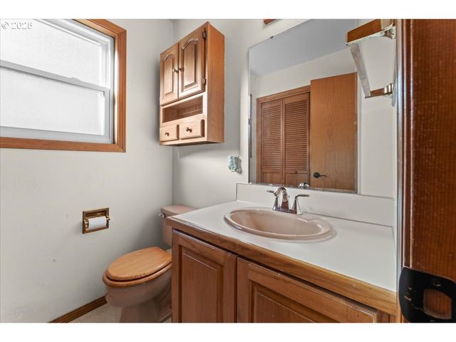 2104 Ne 165TH Dr, Portland, OR 97230