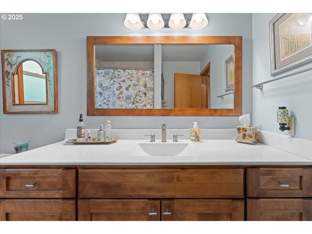 2104 Ne 165TH Dr, Portland, OR 97230