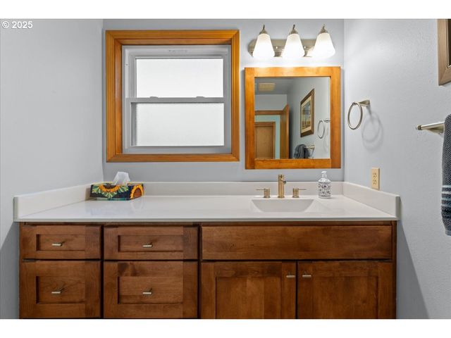 2104 Ne 165TH Dr, Portland, OR 97230