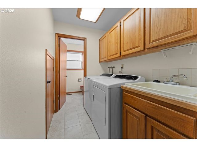 2104 Ne 165TH Dr, Portland, OR 97230