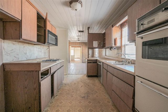 606 S WIGGINS ROAD, Plant City, FL 33566