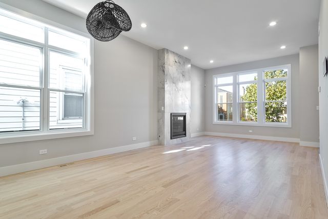 1719 W Foster Avenue, Chicago, IL 60640