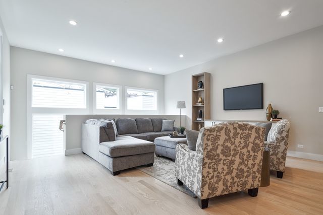 1719 W Foster Avenue, Chicago, IL 60640