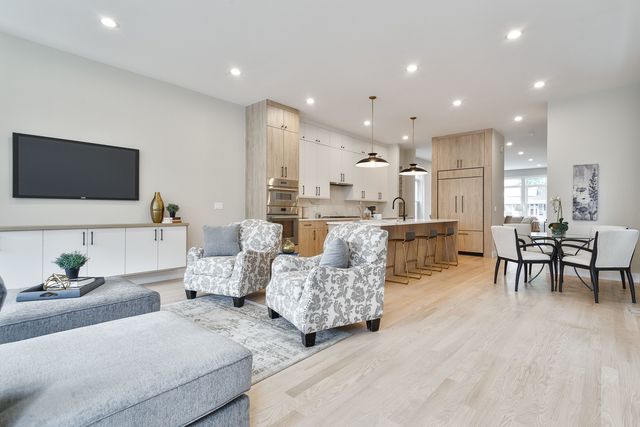 1719 W Foster Avenue, Chicago, IL 60640