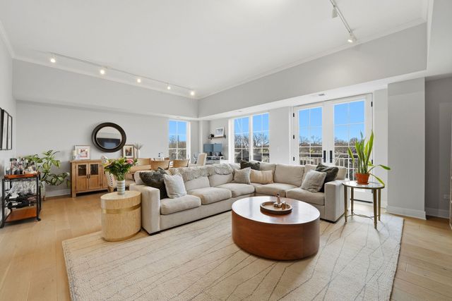 2762 N Lincoln Avenue 401, Chicago, IL 60614