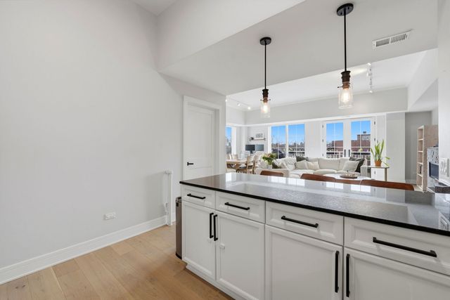 2762 N Lincoln Avenue 401, Chicago, IL 60614