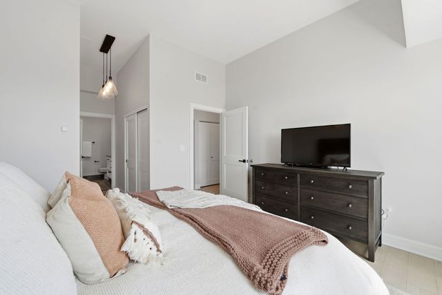 2762 N Lincoln Avenue 401, Chicago, IL 60614