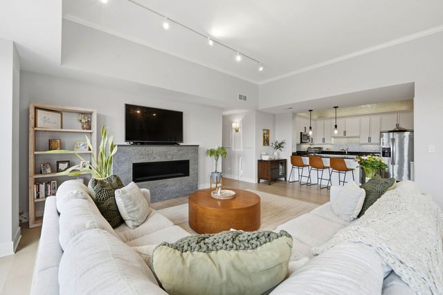 2762 N Lincoln Avenue 401, Chicago, IL 60614