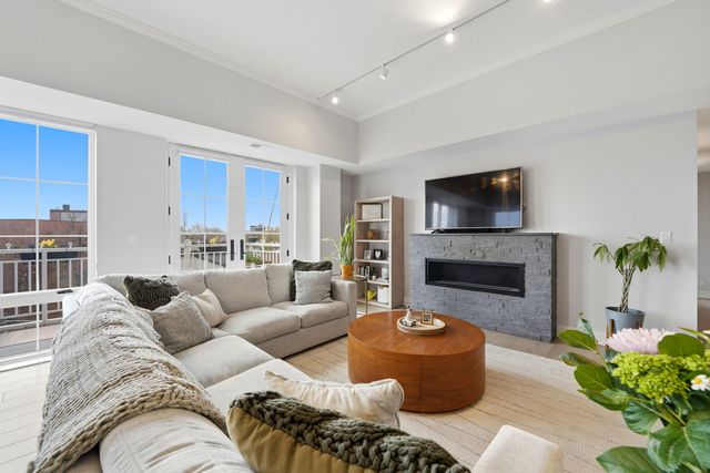 2762 N Lincoln Avenue 401, Chicago, IL 60614