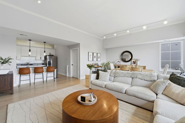 2762 N Lincoln Avenue 401, Chicago, IL 60614