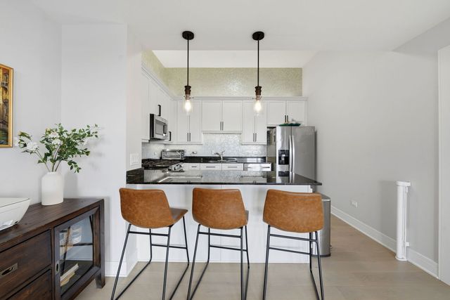 2762 N Lincoln Avenue 401, Chicago, IL 60614