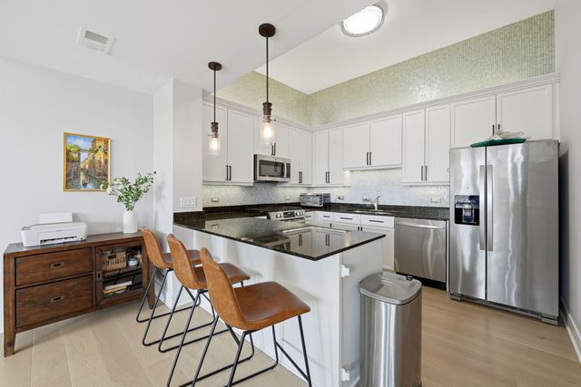 2762 N Lincoln Avenue 401, Chicago, IL 60614