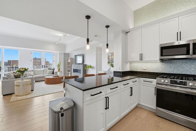 2762 N Lincoln Avenue 401, Chicago, IL 60614