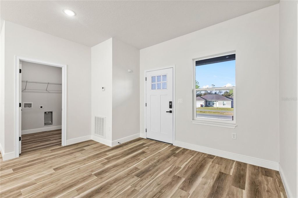 Image 4 of property listing at 8273 N DOWNER WAY, Citrus Springs, FL 34434