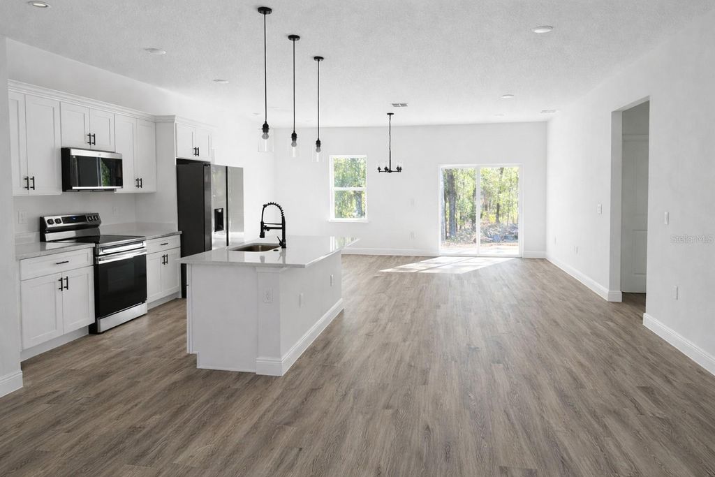 Image 6 of property listing at 8273 N DOWNER WAY, Citrus Springs, FL 34434