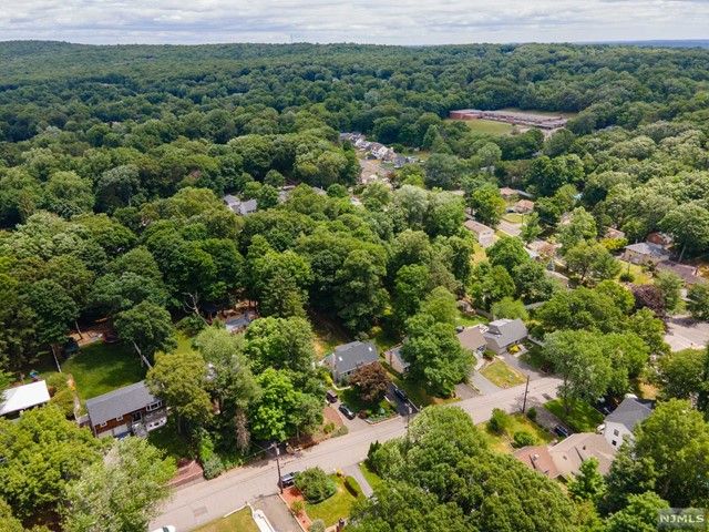 77 Oneida Avenue, Oakland, NJ 07436