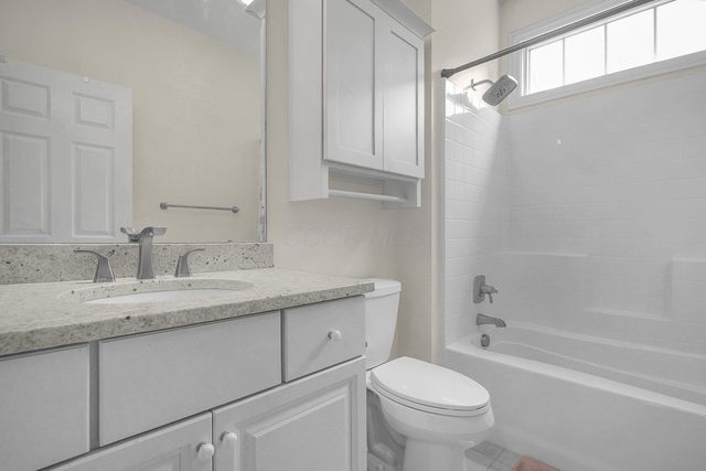 390 Laurel Oak Lane, Heath, OH 43056