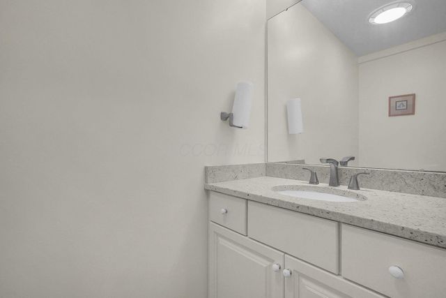 390 Laurel Oak Lane, Heath, OH 43056